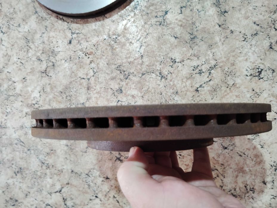 Продавам предни дискове За Хонда CRV3/2007-2012/