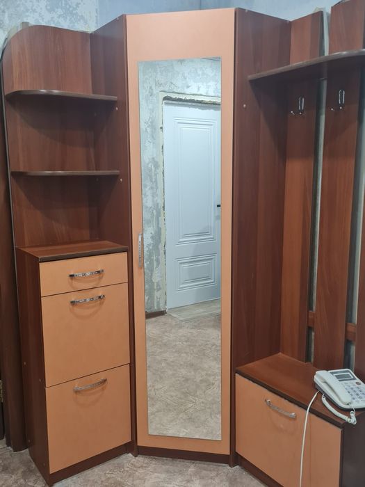 Продам угловую прихожую