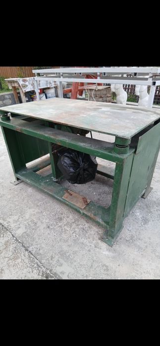 Masa vibrantă industriala