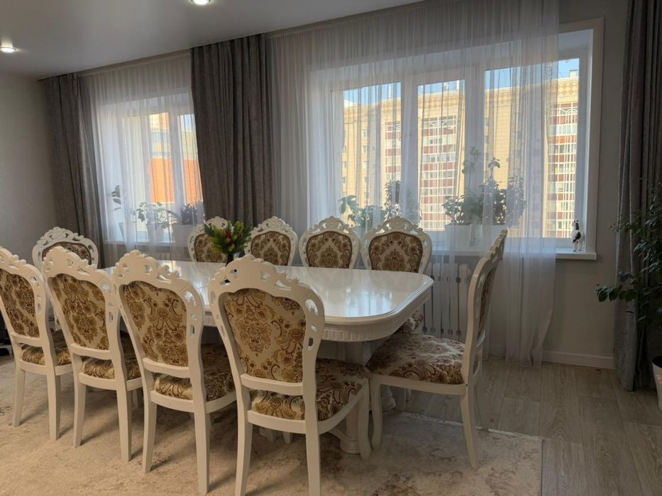 Стол и стулья 12 штук