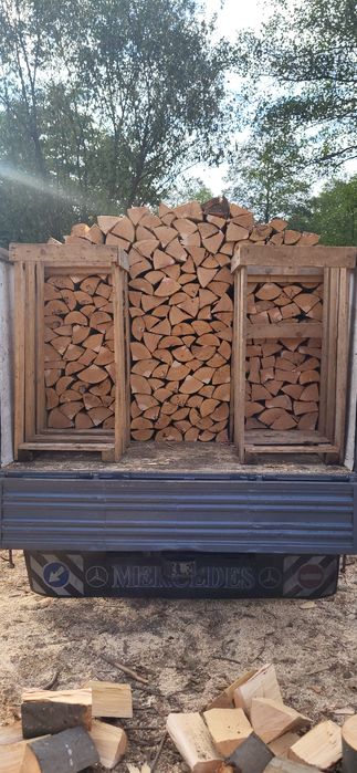 Lemne de foc tăiate sparte pregătite pentru sobe, șeminee si centrale
