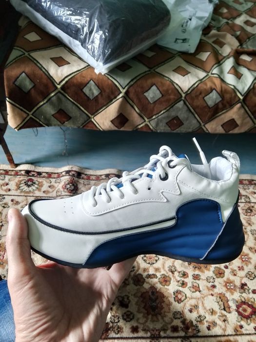 Кроссовки 39 размер по 4000