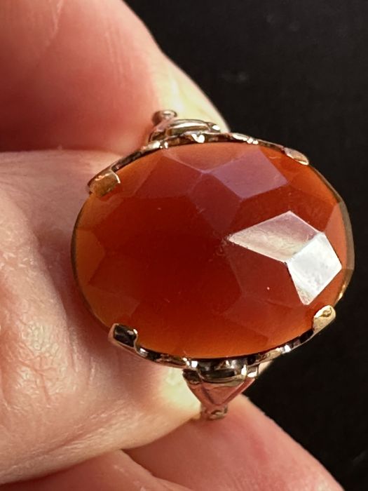 Inel din aur cu piatra centrala carneol