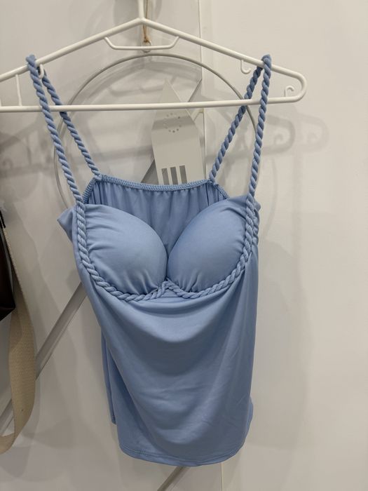 Син топ с вградени чашки