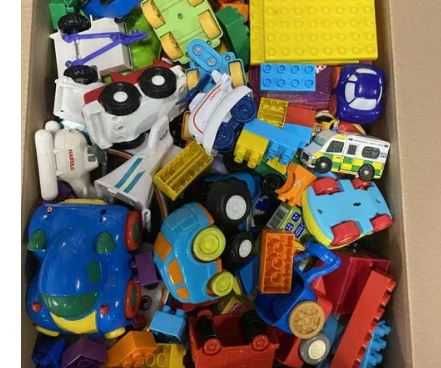 Vand o cutie cu diverse jucarii pentru copii