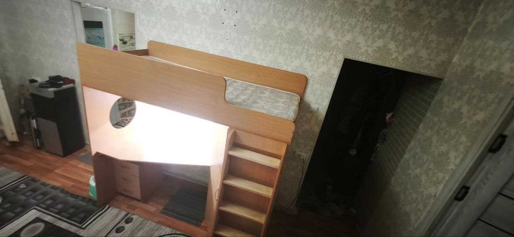 Детская Кровать двух этажная с письменым столиком и шкафом