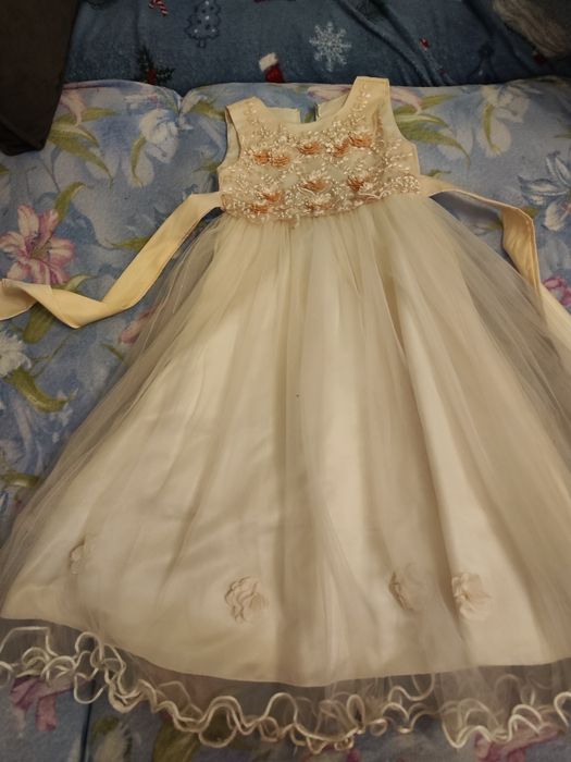 Продам нарядное платье на девочку 5 лет