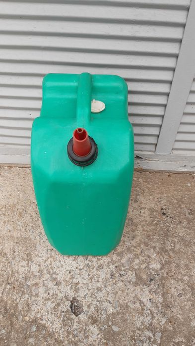 Пластмасова туба за вода 20 литра.