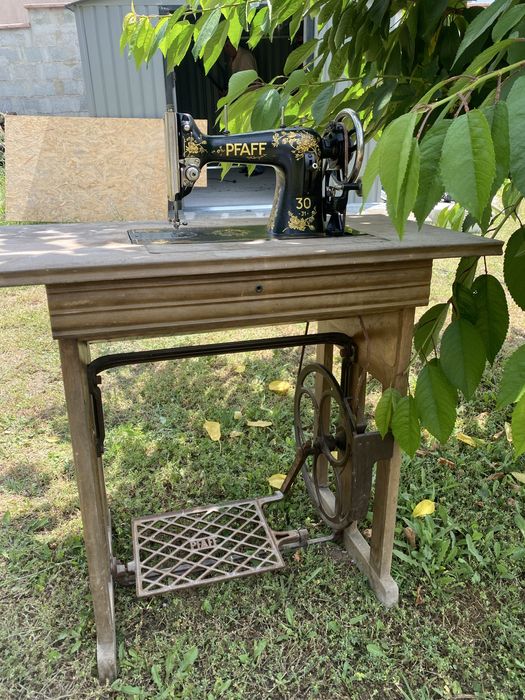 Шевна машина PFAFF и маса