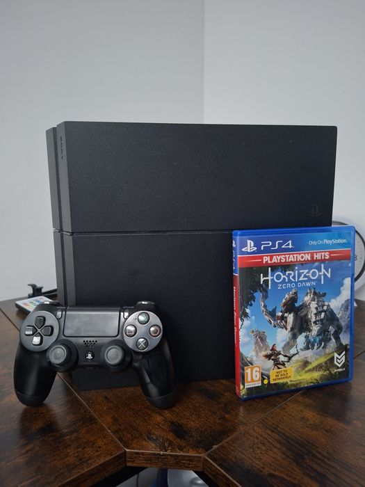 Vând ps4 cu joc si maneta