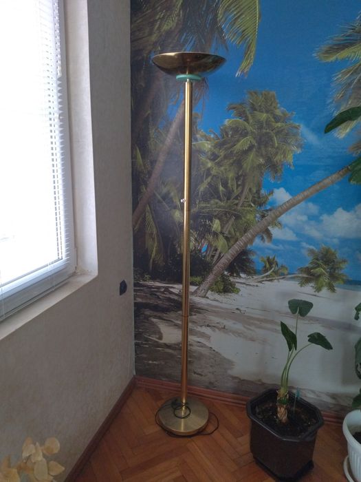 Продавам лампа 2м. висока