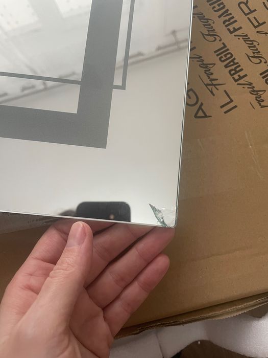 Oglindă baie cu led -fisurată la un colț