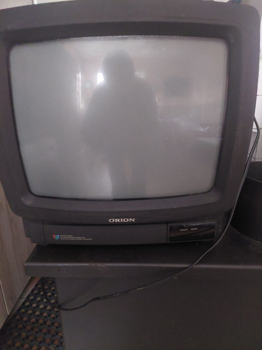 Цветен телевизор -екран 37см.