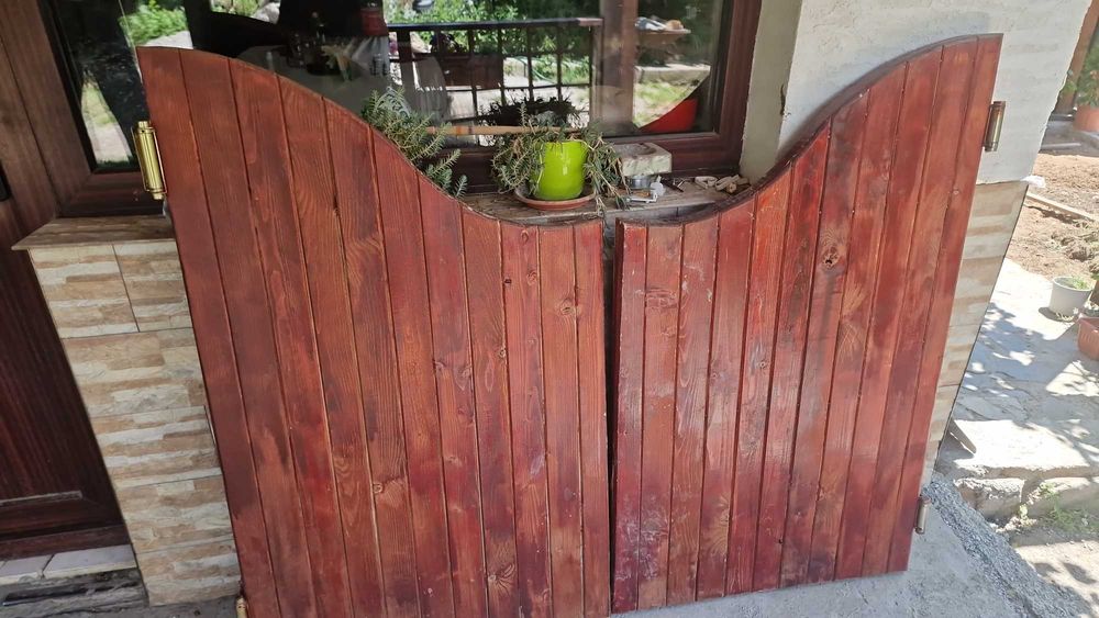 Продавам дървена врата