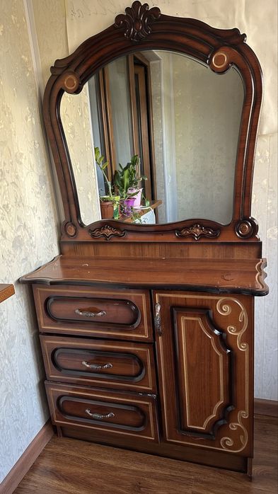 Продается трюмо с зеркалом