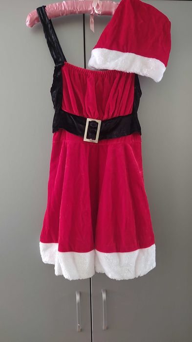 Червена къса рокля, празнична визия с шапка и долно бельо