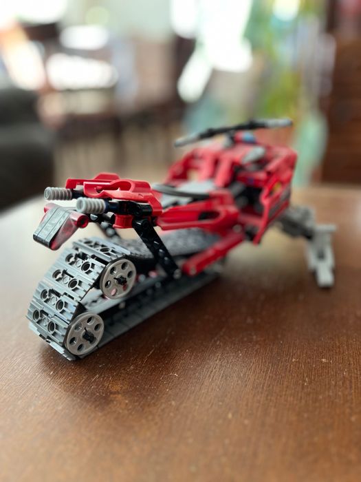 Продавам два стари Lego Technic модела