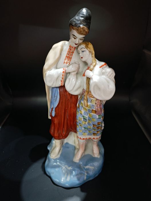 Фарфоровая статуэтка