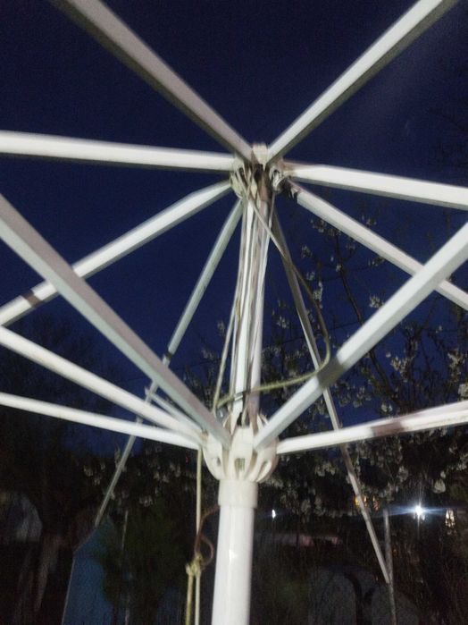 Продавам градински чадър много здрав от старата генерация