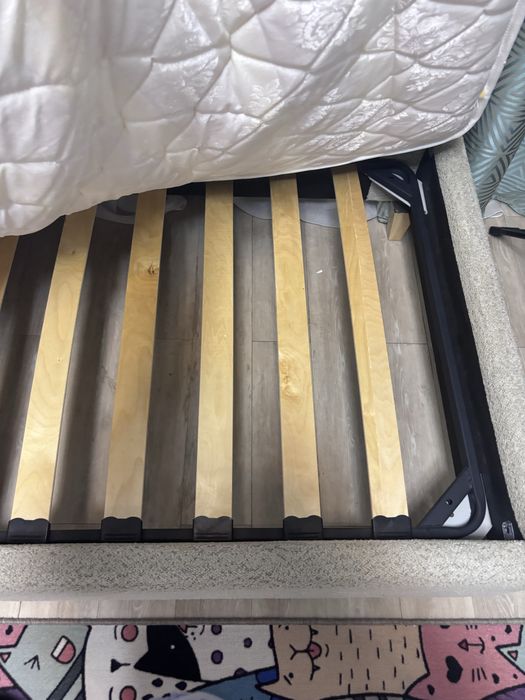 Кровать с мягкой спинкой