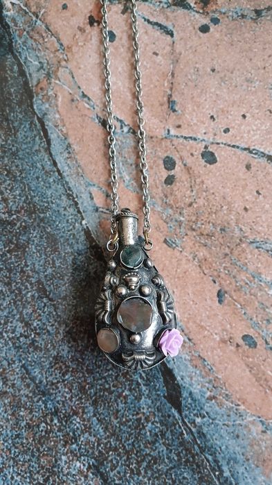 Старинно колие е флакон за парфюм  изработено от метал с декорация от камъни.