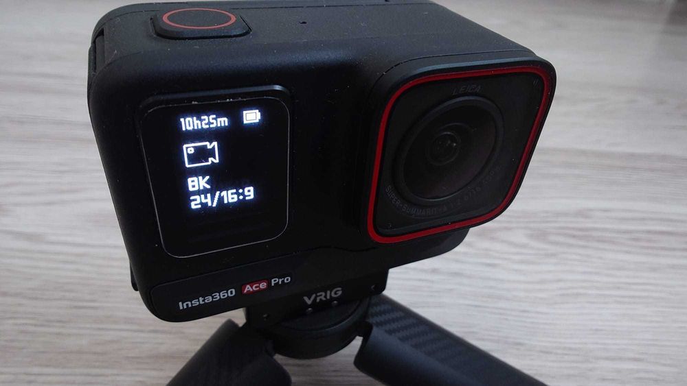 Insta360 Ace Pro cu accesorii (charger, 4 baterii, case, selfie stick)