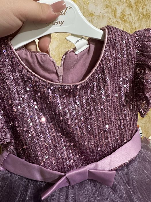 Продам нарядное платье на 3-4 года