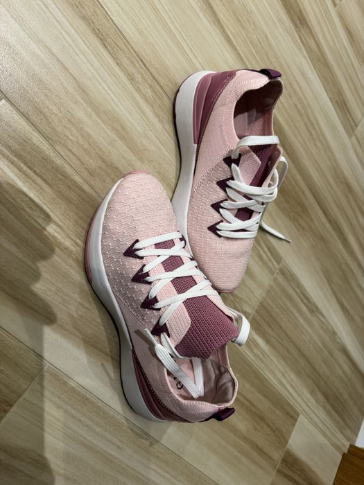 Чисто нови сникърси Guess