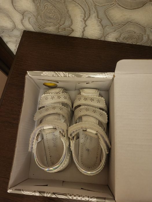 Продам сандалии для девочки