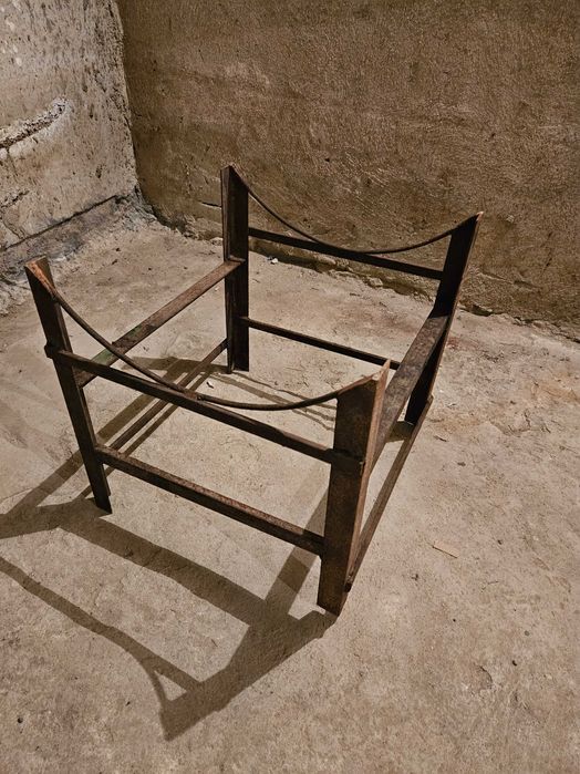 Продават се метални стойки за бъчви