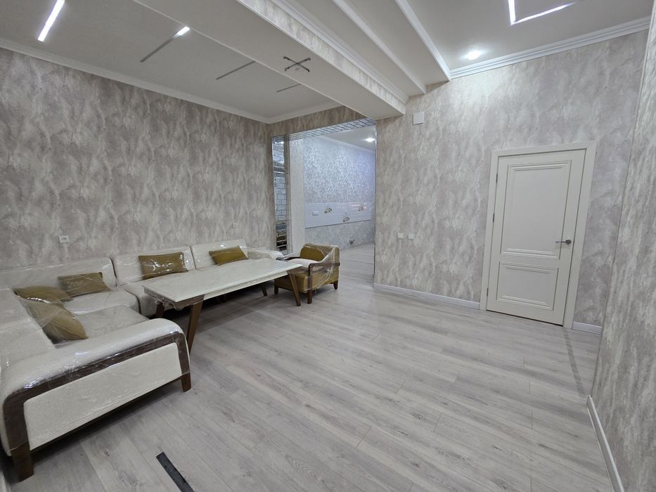 3 xona  uy sotiladi birja oldida luks