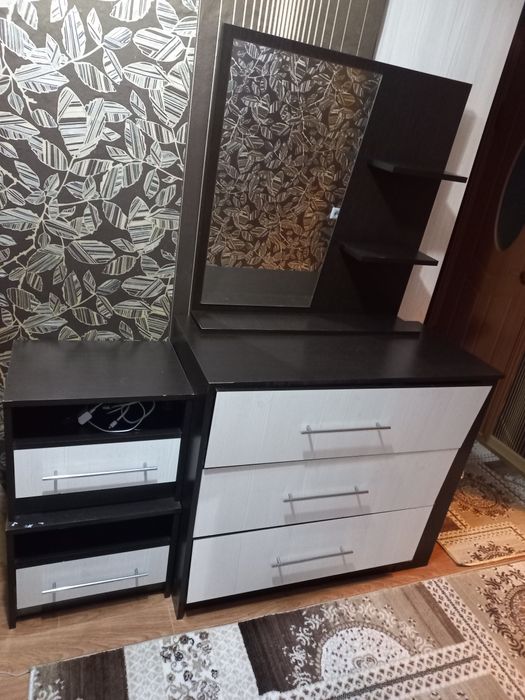 Продам комод  +тумба +зеркало.