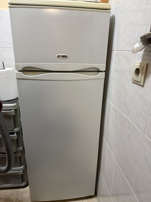 Продавам работещ и запазен хладилник с горна камера.