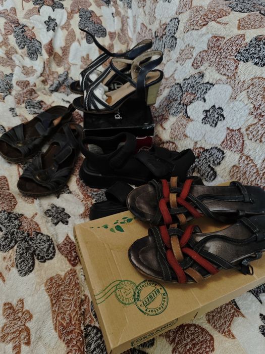 Отдам сандалии размер 39-40