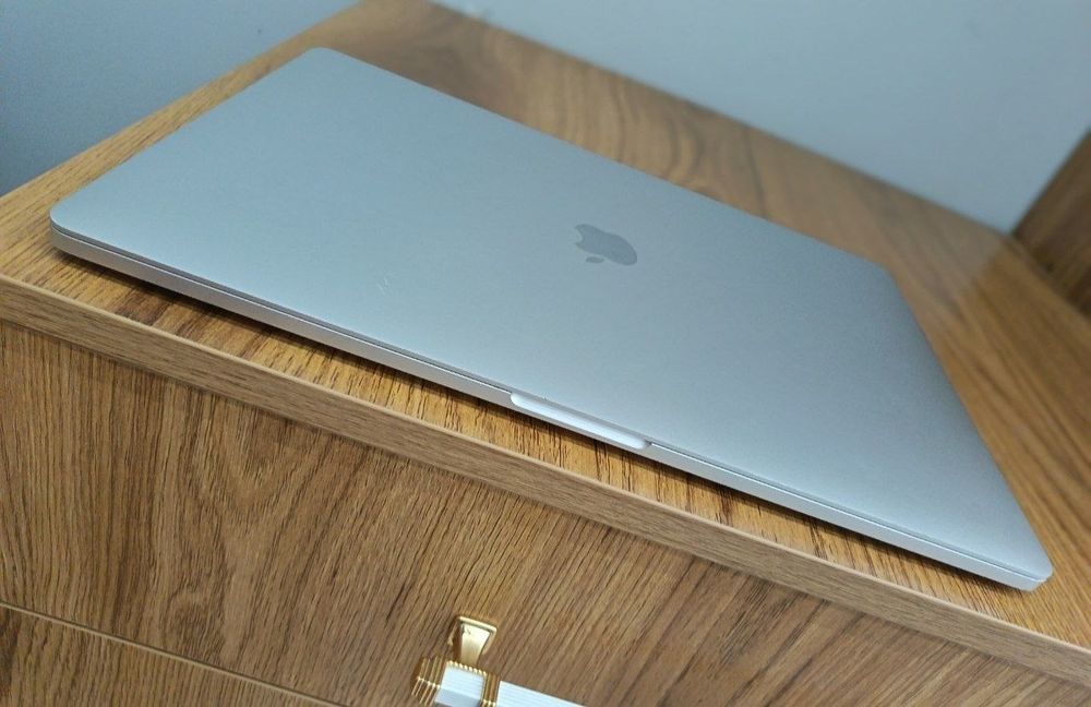 Macbook Pro 2019 16 inch cpu i9 ram 16 gb ssd 1 tb