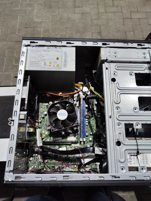 Ofer spre vânzare unitate PC Lenovo