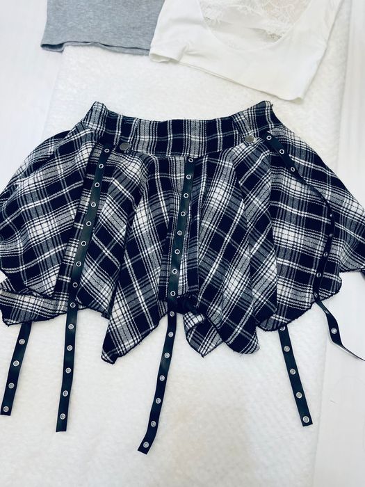 Compleu fete: fustă asian style S + 3 bluzițe + bonus 2 perechi de pantaloni scurți bej