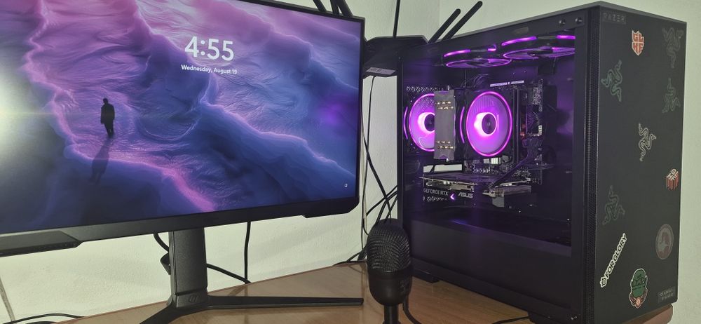 Vând unitate PC impreuna cu monitor Samsung si microfon birou razer.