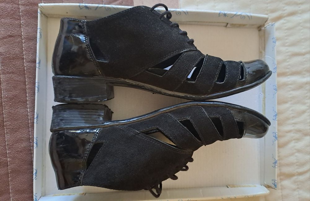 Дамски обувки номер 38 лак/набук