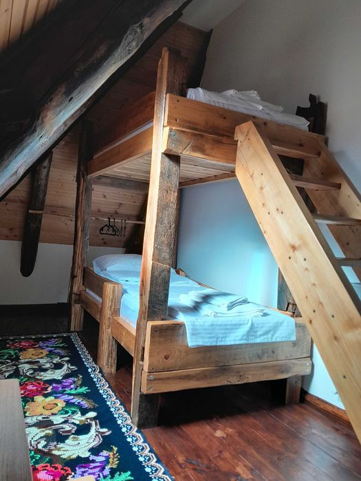 Pat etajat din lemn masiv cu saltele