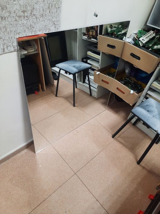Продам зеркало (метр на метр)