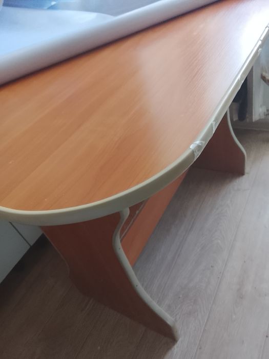 Стол коричневый,обеденный