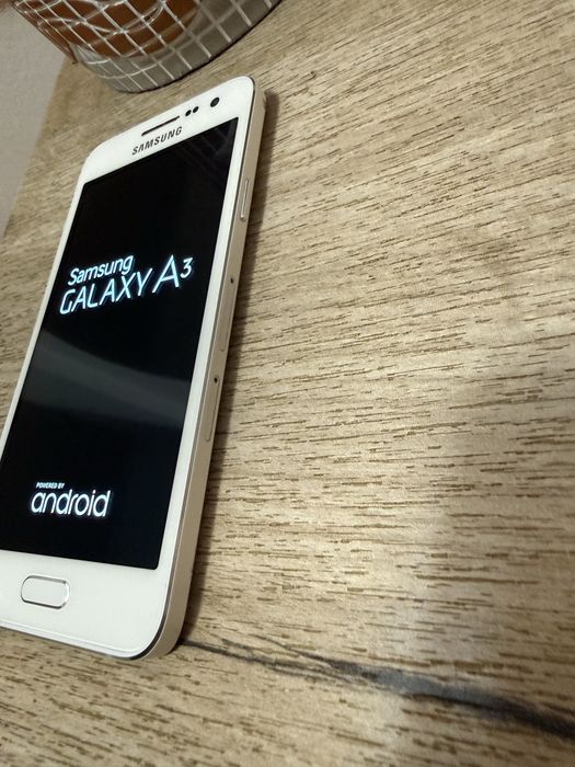 Samsung Galaxy A3 (2015) White , stare estetica foarte buna
