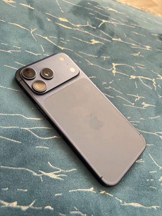 Iphone 17 pro max 256 gb  akb 100%на официальной гарантий