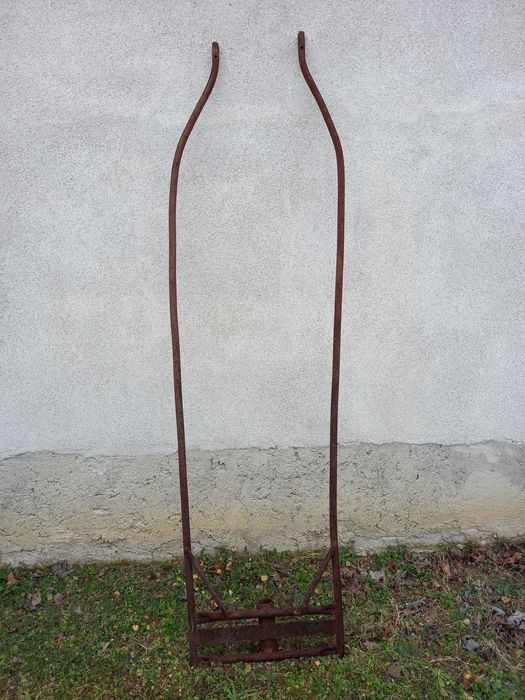 Рало за оран, теглилка за кон, коса...