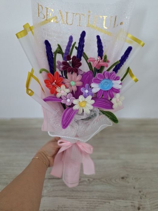 Flori realizate manual din sârmă plușată