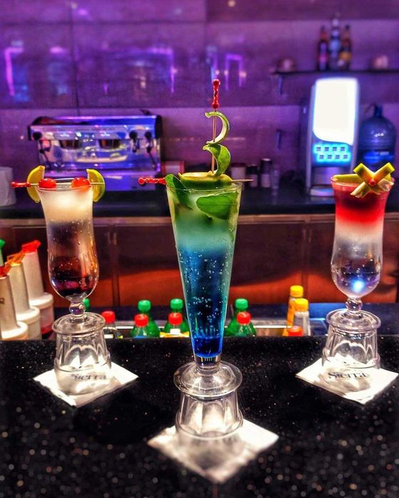 Open / Cocktails BAR ..