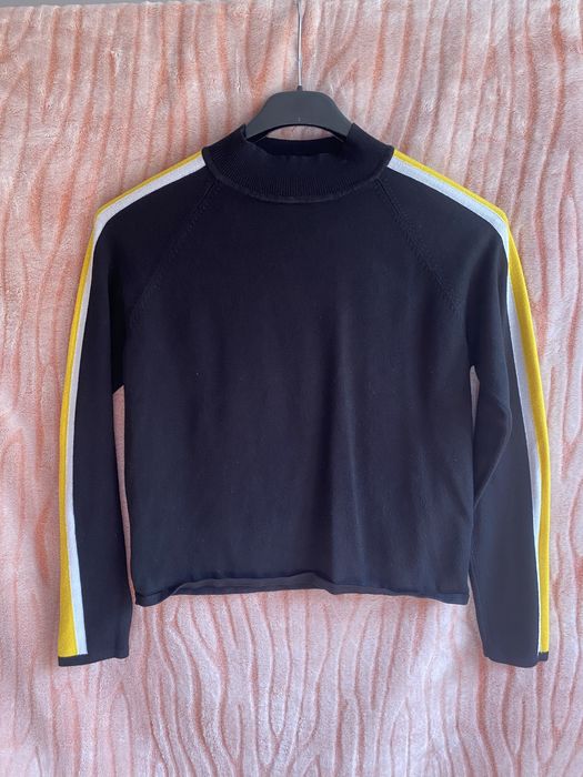 Дамски пуловер с жълт кант