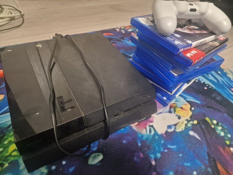 Vand ps4 cu 11 jocuri si o maneta