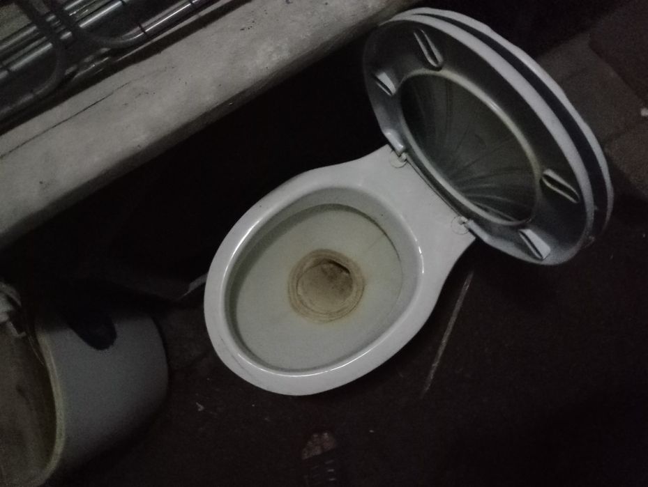 Унитаз без крышки на бачке.